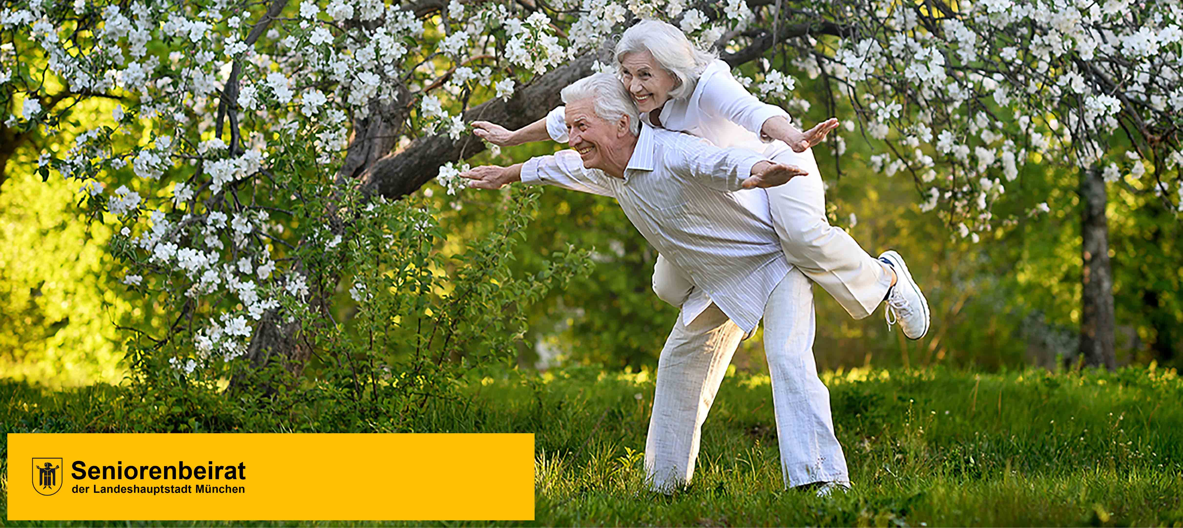 Bannerbild Seniorenpaar vor blühendem Obstbaum mit Logo Seniorenbeirat München