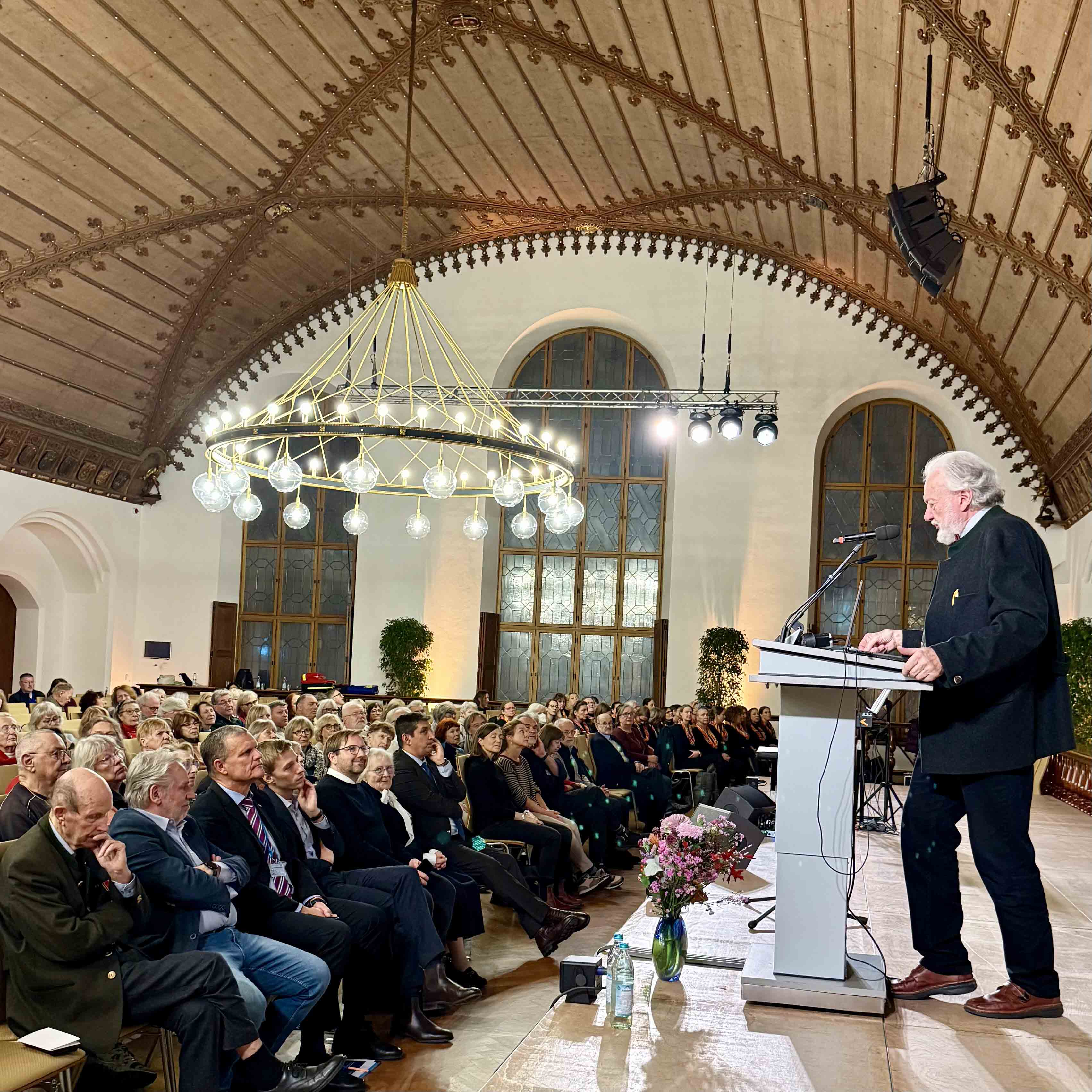 Dr. Reinhard Bauer, Vorsitzender des Seniorenbeirats, eröffnet die Veranstaltung und begrüßt die Gäste